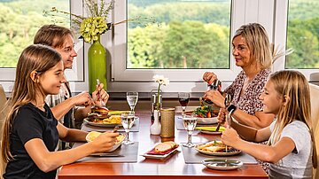 Familie isst im Panoramarestaurant & Café