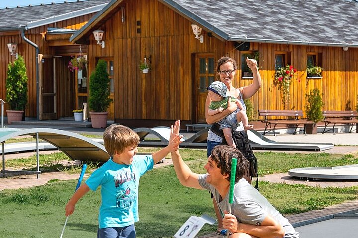 Familie beim Minigolf am Fichtelberg