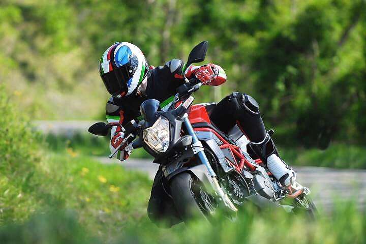 Motorradfahrer auf Landstraße