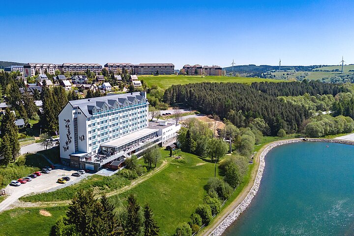 Außenansicht mit Speichersee
