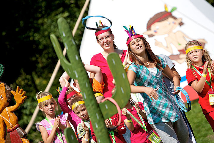 Kinder auf Spielplatz Fichtelberg