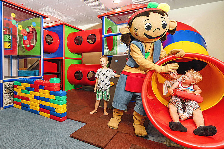 YOKI AHORN Kinderspielwelt YOKI AHORN Spielwelt innen AHORN Seehotel Templin
