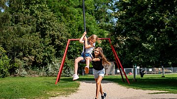 Kinder auf der Seilbahn am Kinderspielplatz