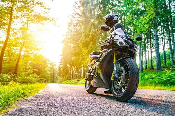 Motorradfarer im Wald