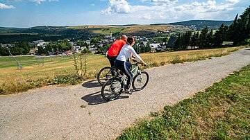 [Translate to český:] Zwei Mountainbiker in Oberwiesenthal