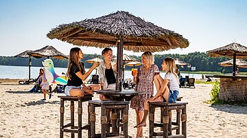 Familie trinkt an der Standbar Templin
