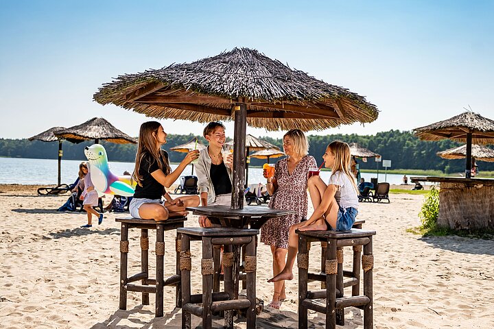 Familie trinkt an der Standbar Templin