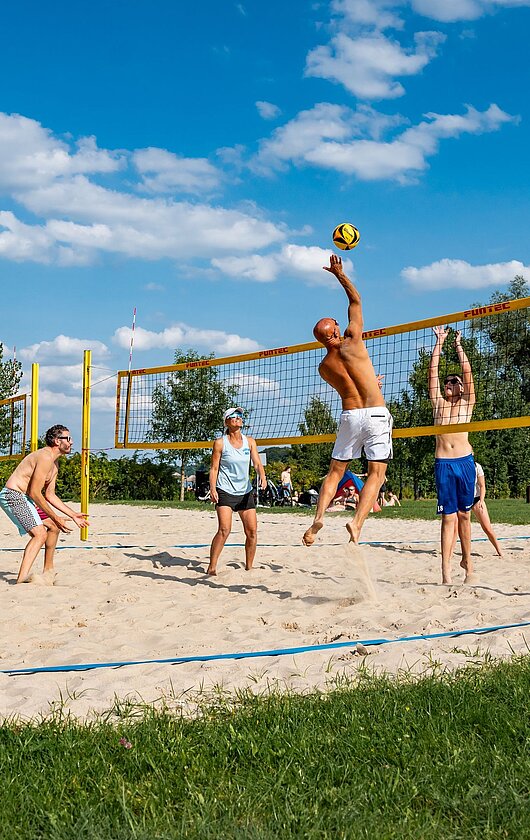 Menschen spielen Beachvolleyball