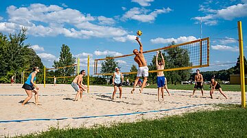 Menschen spielen Beachvolleyball