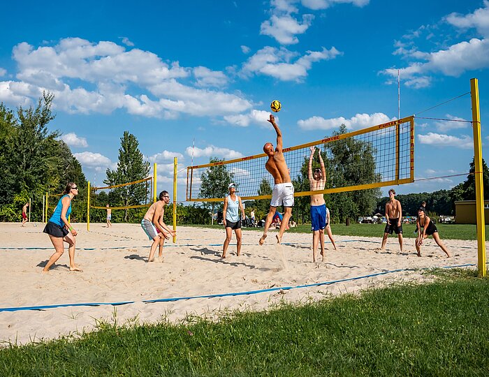 Menschen spielen Beachvolleyball