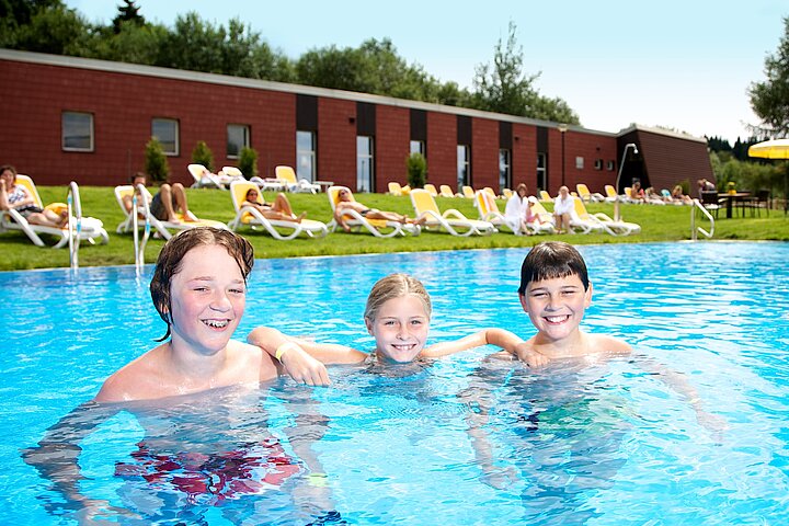 ahorn-waldhotel-altenberg_aussen-pool-kinder