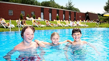 [Translate to český:] AHORN Waldhotel Altenberg Außen-Pool mit Kindern