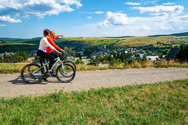 Zwei Personen fahren Fahrrad in Oberwiesenthal am Fichtelberg 