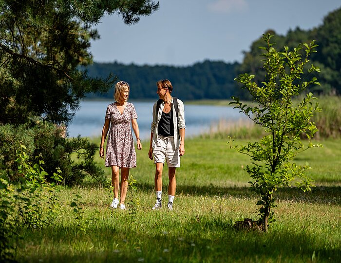 Paar beim Wandern am See