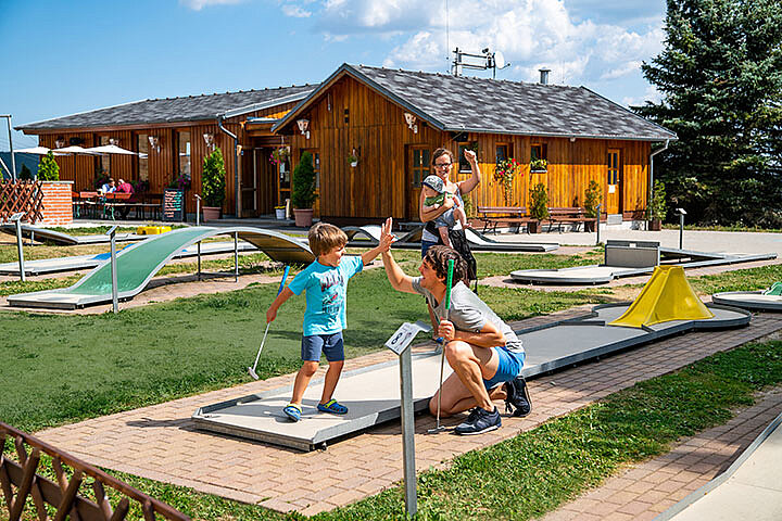 Minigolf Fichtelberg Familie beim Minigolf am Fichtelberg