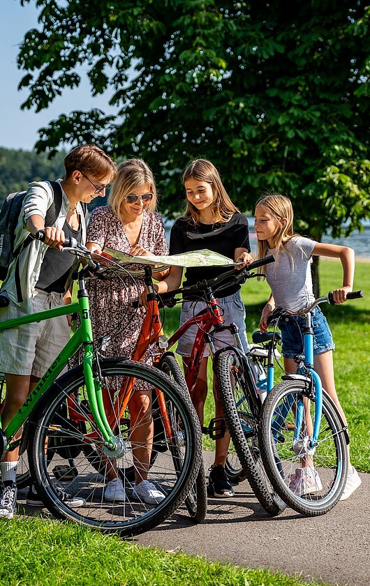 Familien fährt Rad am See