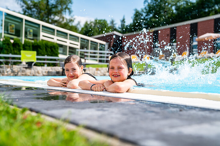 Außen-Pool im AHORN Waldhotel Altenberg