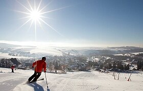 Wintersport in Oberwiesenthal Skifahrer auf Piste in Oberwiesenthal