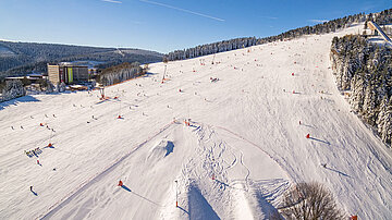 [Translate to český:] AHORN Hotel Am Fichtelberg Pistenansicht