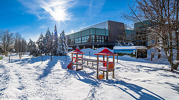 [Translate to český:] AHORN Waldhotel Altenberg Spielplatz Winter