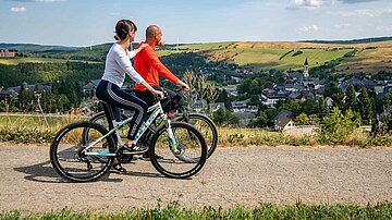 [Translate to český:] Zwei Radfahrer am Fichtelberg