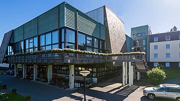 [Translate to český:] AHORN Waldhotel Altenberg Aussenansicht Sommer