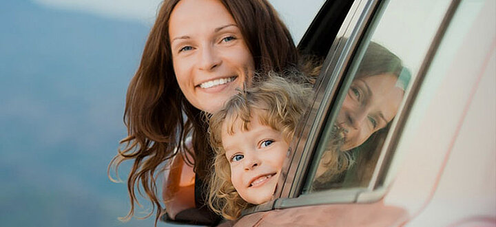 Mutter und Kind fahren Auto