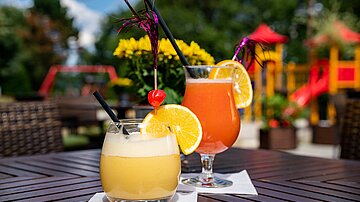 [Translate to český:] AHORN Hotel Am Fichtelberg Terrasse mit Cocktails