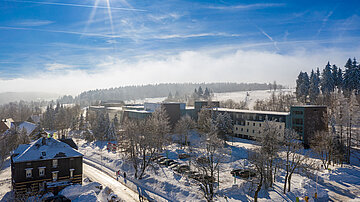 [Translate to český:] AHORN Waldhotel Altenberg Aussenansicht Winter