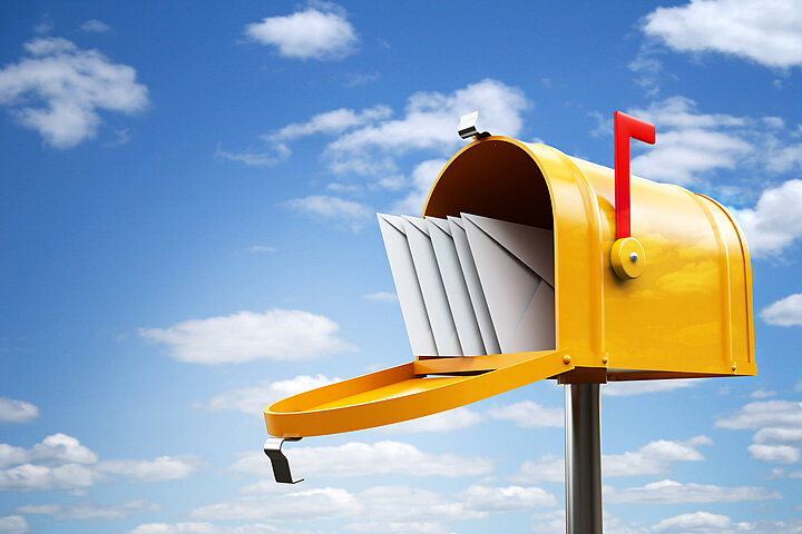 Bewerbung per E-Mail oder Post senden Briefkasten