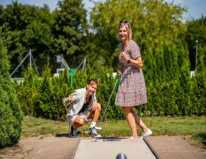 Paar spielt Minigolf
