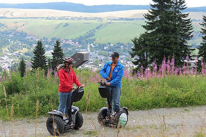 Pärchen beim Segway fahren