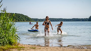 Kinder baden im See