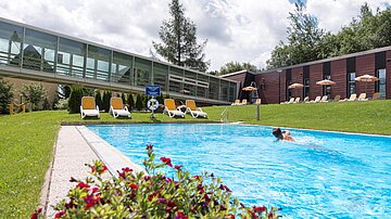 [Translate to český:] AHORN Waldhotel Altenberg Außen-Pool