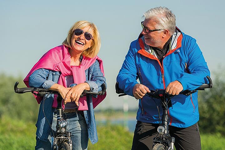 Paar fährt mit dem E-Bike durch das Erzgebirge