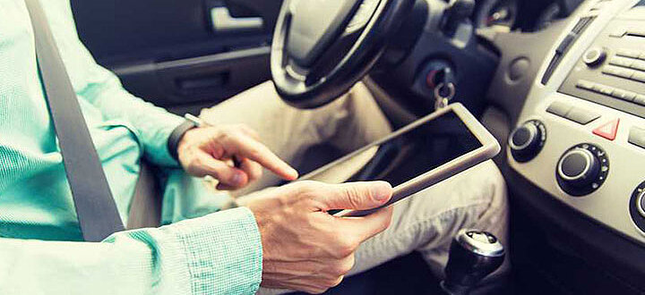 Anfahrt Auto Oberwiesenthal Mann im Auto