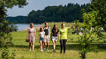 Familie wandert am See