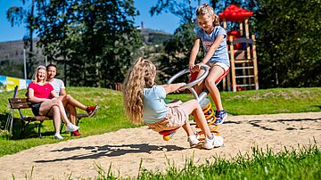 ahorn-harz-hotel-braunlage-yoki-ahorn-spielplatz-kletterkreisel