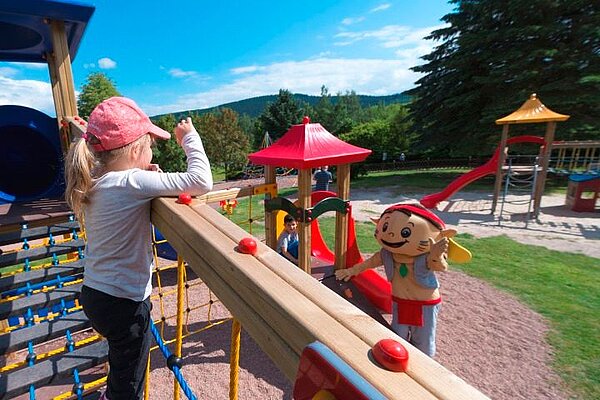 Kinderspielplatz mit YOKI AHORN und Kindern