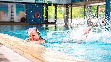 AHORN Harz Hotel Braunlage indoor pool with child